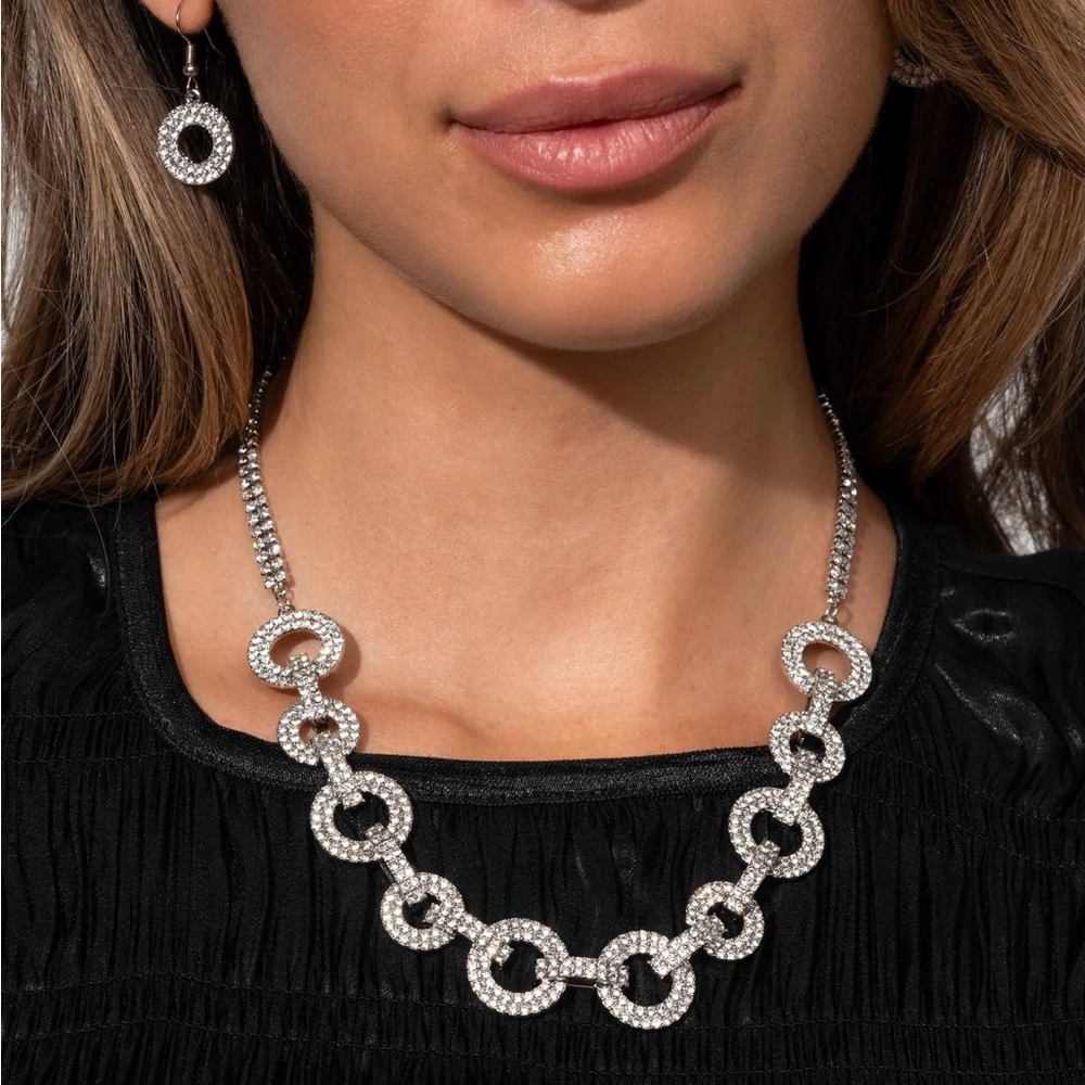 Paparazzi Dazzling Silver Circle Necklace